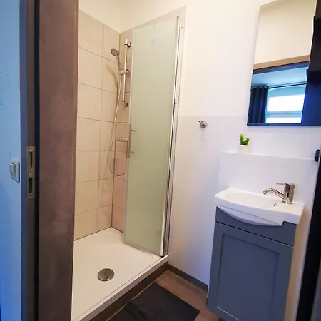 Mit 11 Einzelzimmern Sportcafe Daire